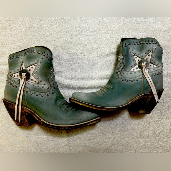 LIBERTY Black Shoes - Liberty Black Women's Dolores Studded Western Boots - Snip Toe. Size 7